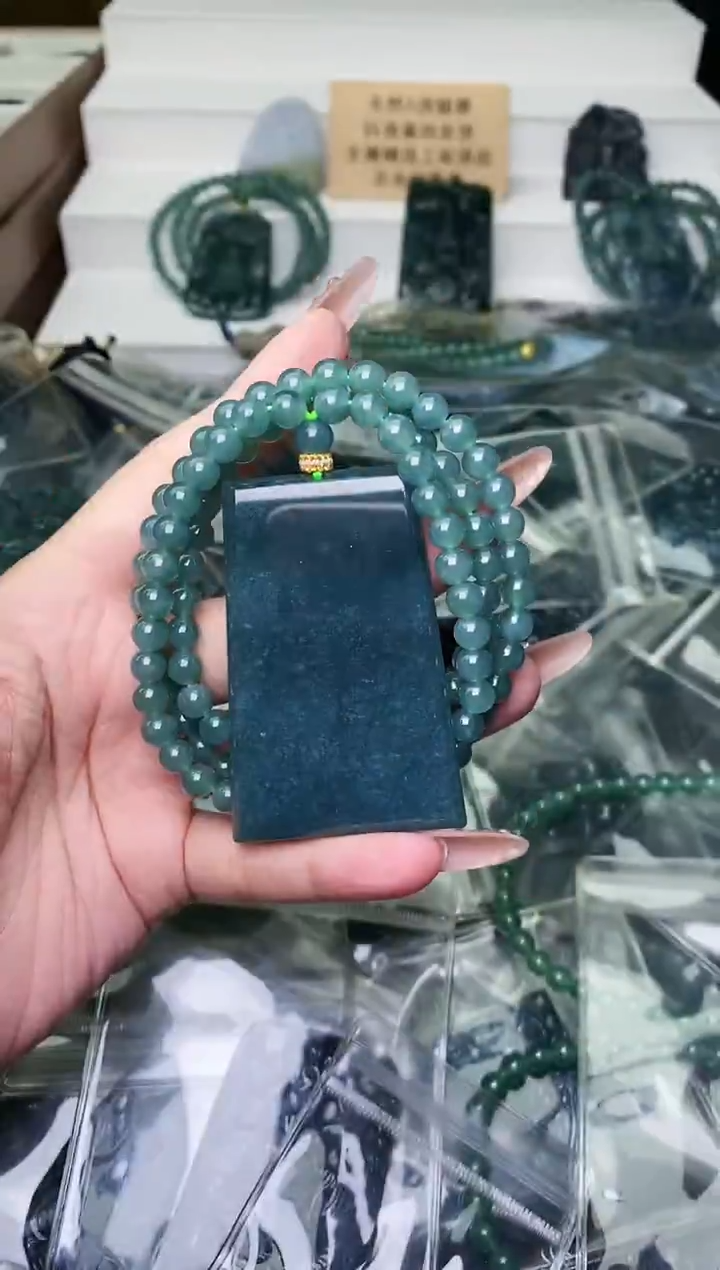 颈饰未镶嵌翡翠 