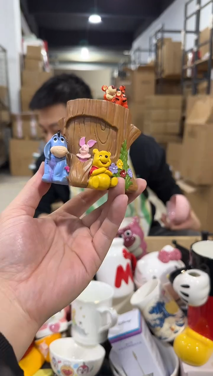 瓷片维尼树桩笔筒