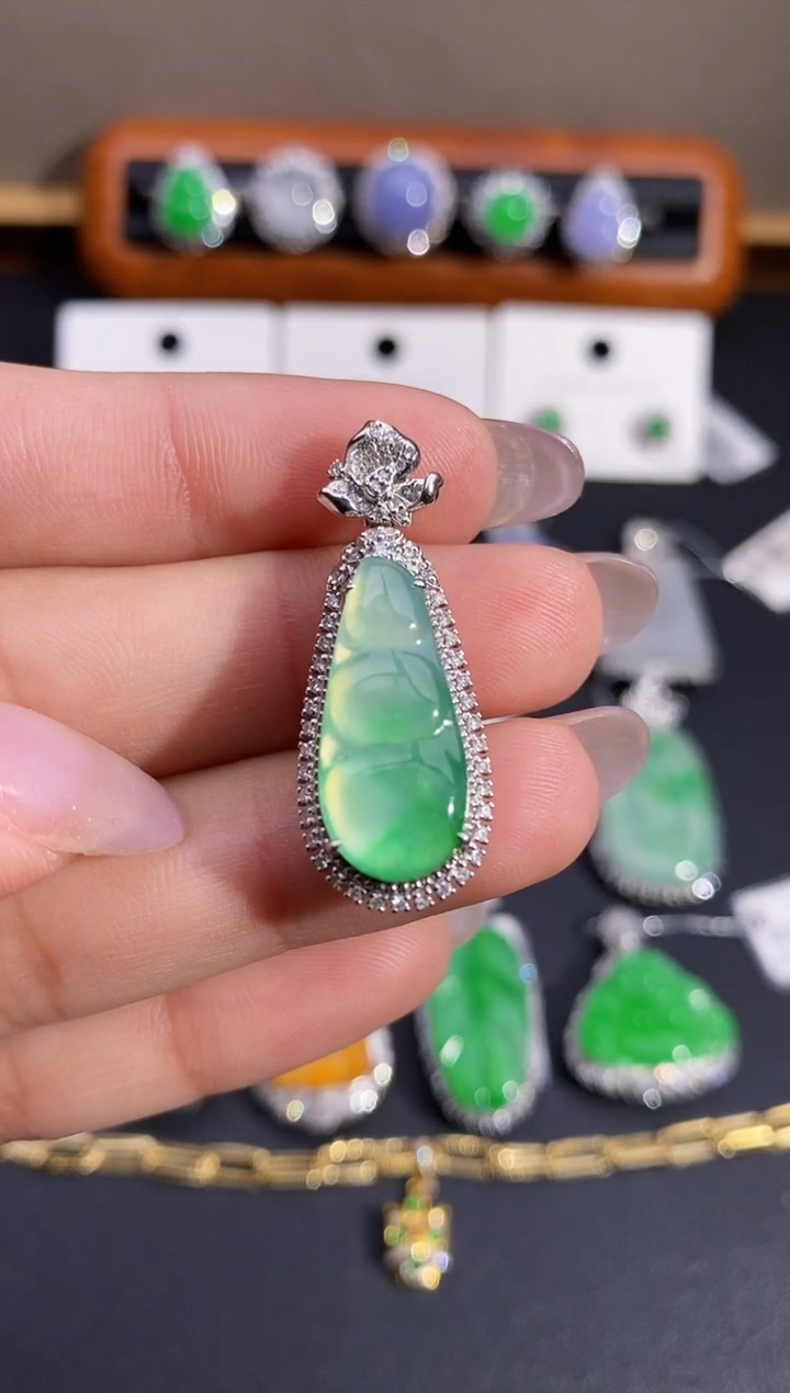 【闪购商品】翡翠颈饰18K金镶嵌吊坠