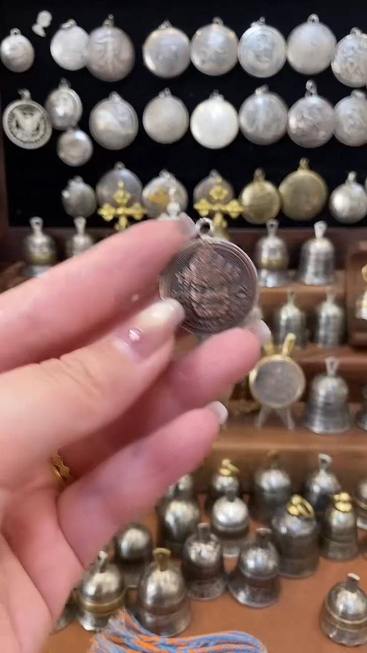 澳门一元黄财神银币吊坠