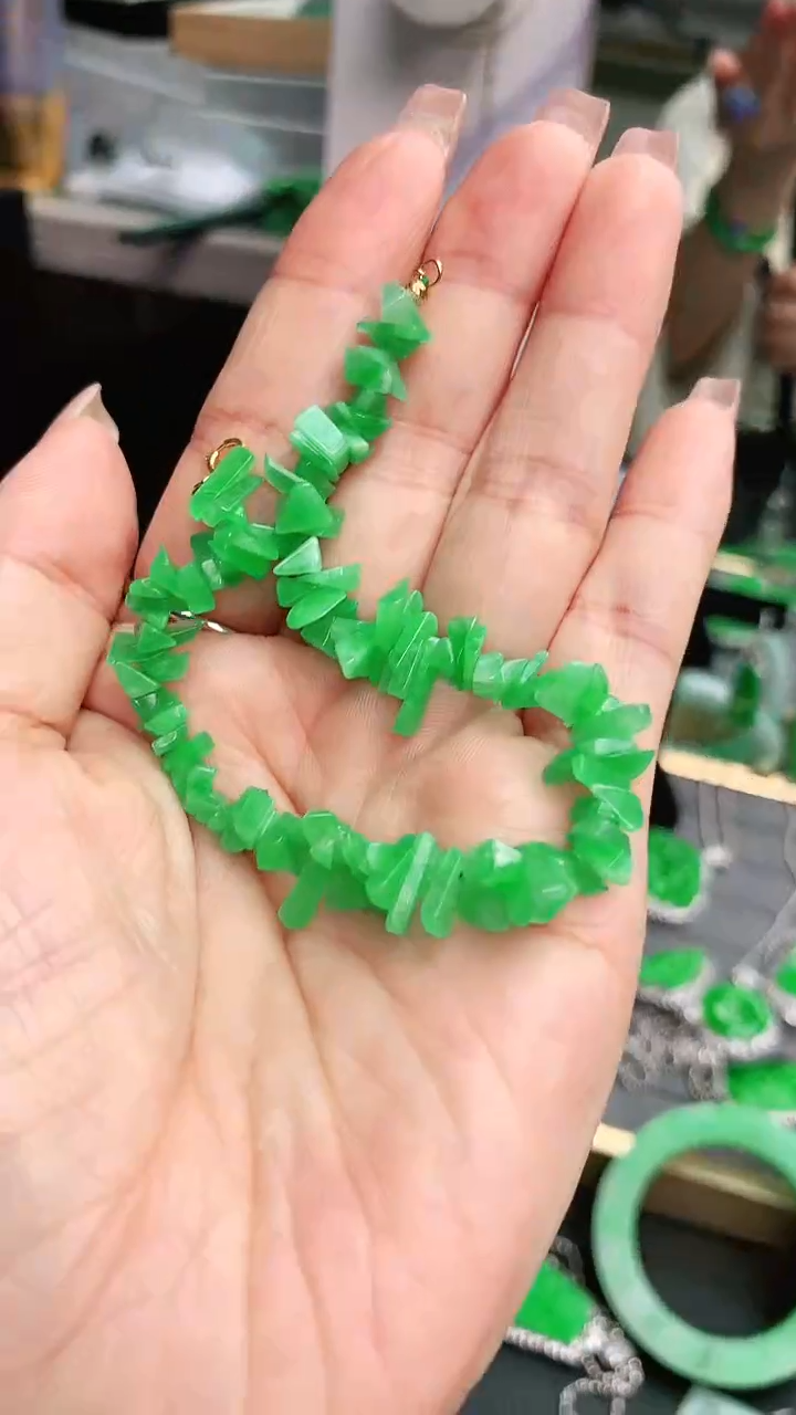 颈饰未镶嵌翡翠赠礼盒证书