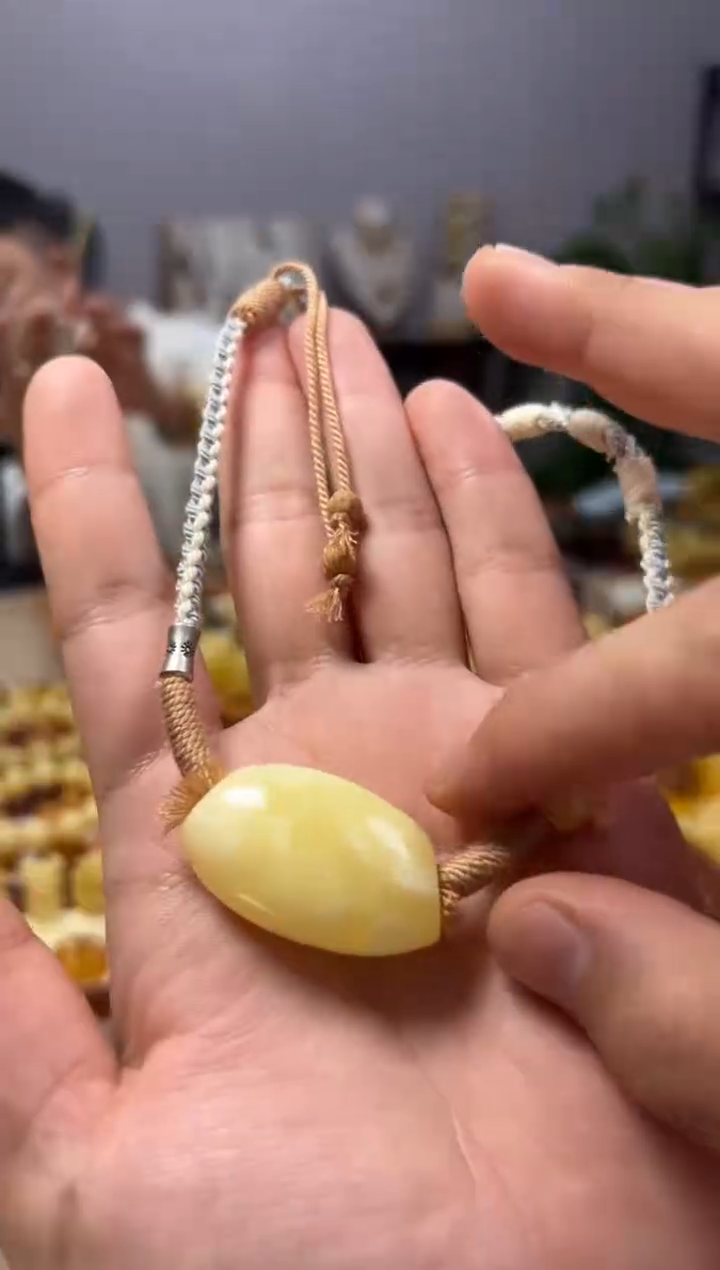 【闪购商品】蜜蜡裸石未镶嵌马蹄锁骨