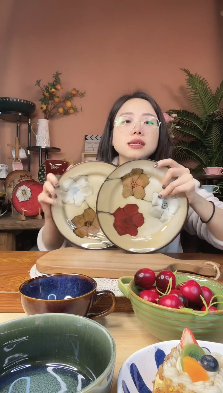 陶瓷8.6英寸手绘花朵盘子 微瑕疵