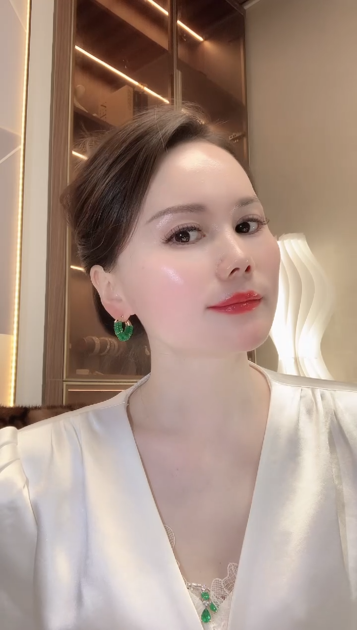 【闪购商品】祖母绿耳饰18K金镶嵌F64 