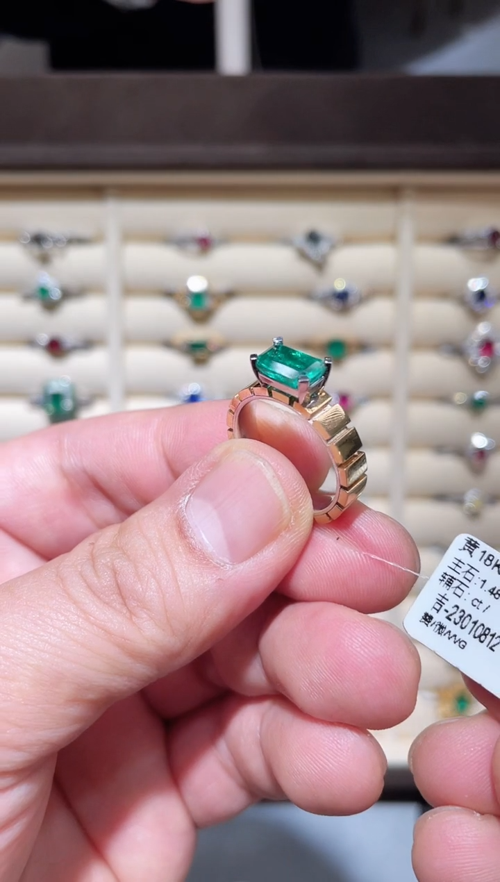 【闪购商品】祖母绿戒指18K金镶嵌1.48ct