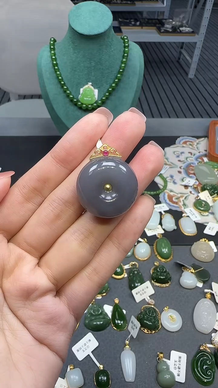 18K金镶嵌和田玉挂件1