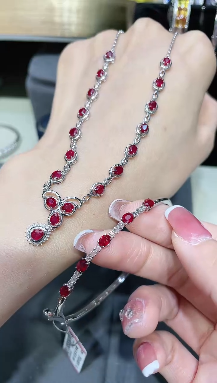 18K金镶嵌天然红宝石套装