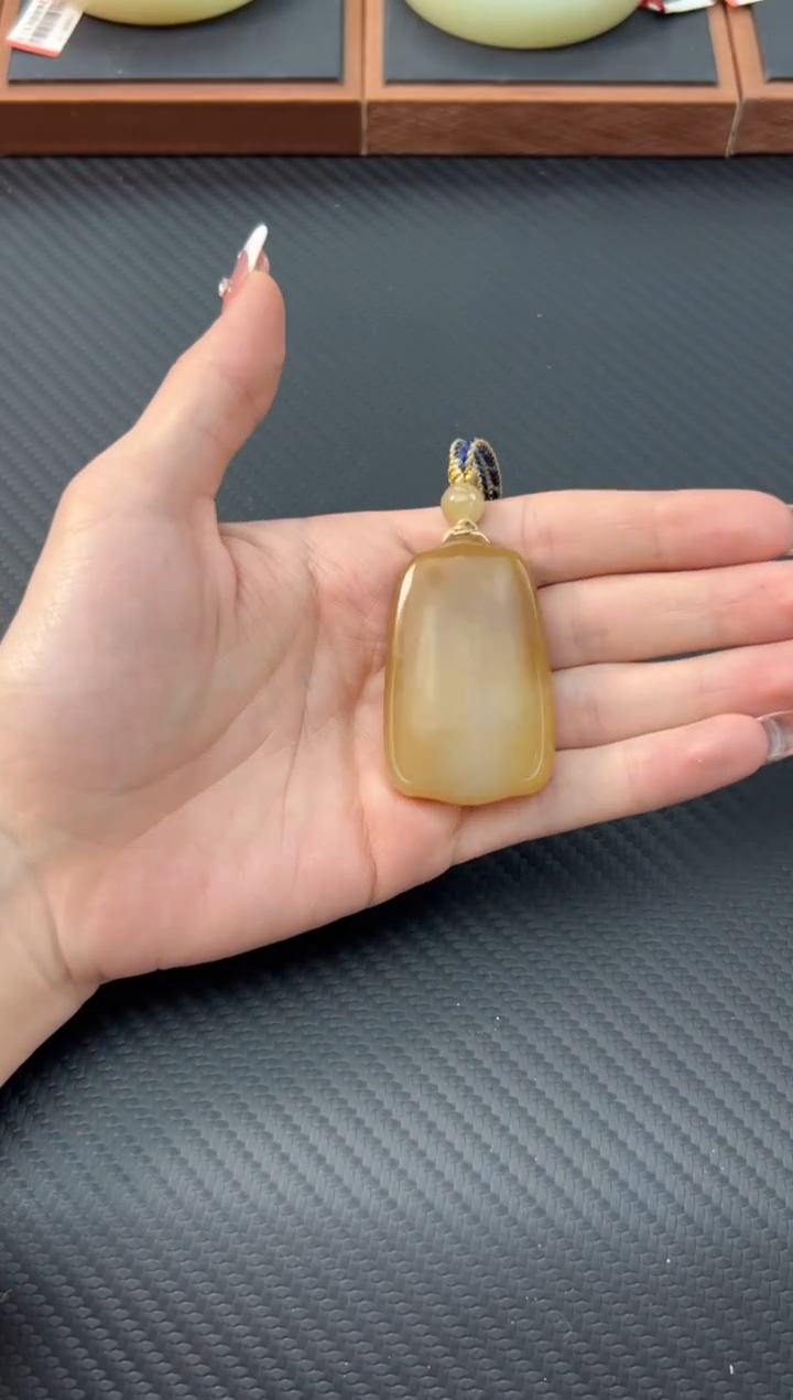 【闪购商品】和田玉吊坠(赠链)未镶嵌且末金山微色差吊坠