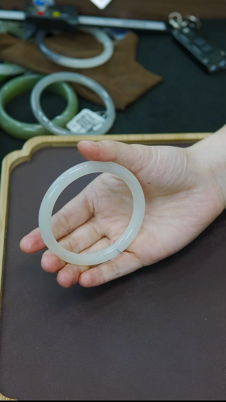 未镶嵌手镯和田玉59圈口白玉美人条