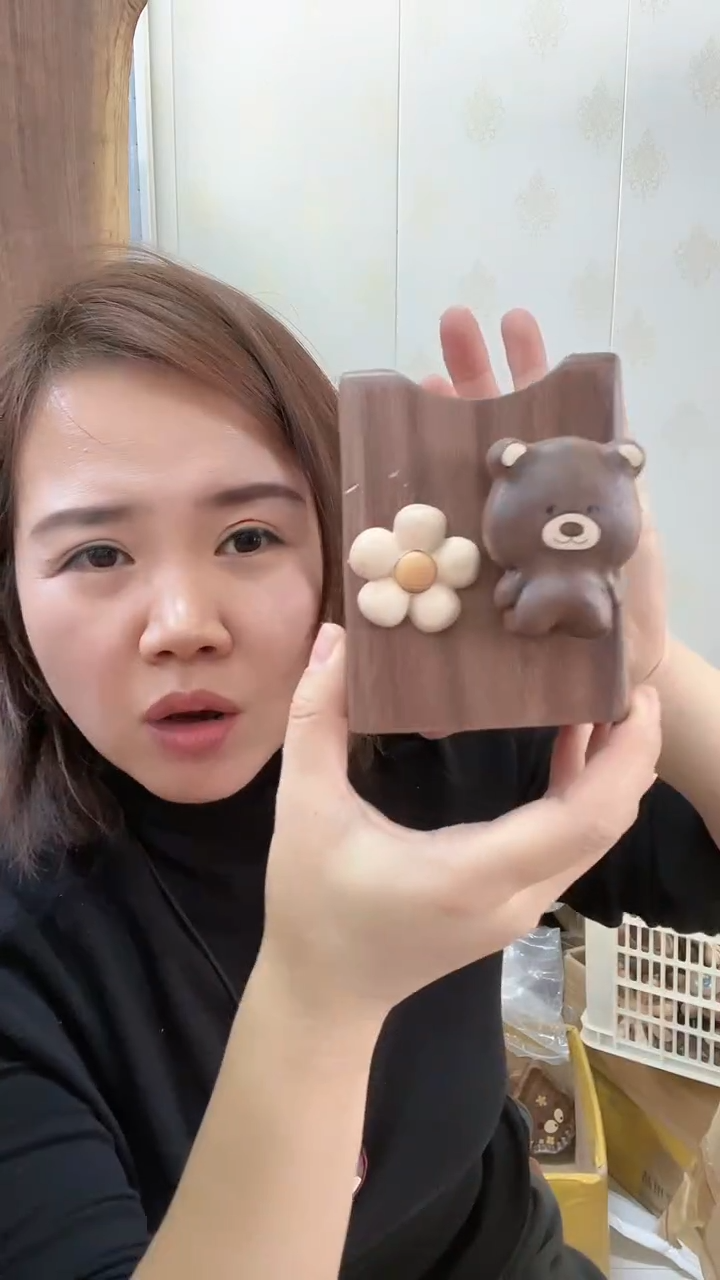木站立小熊人小白花笔筒（瑕疵）