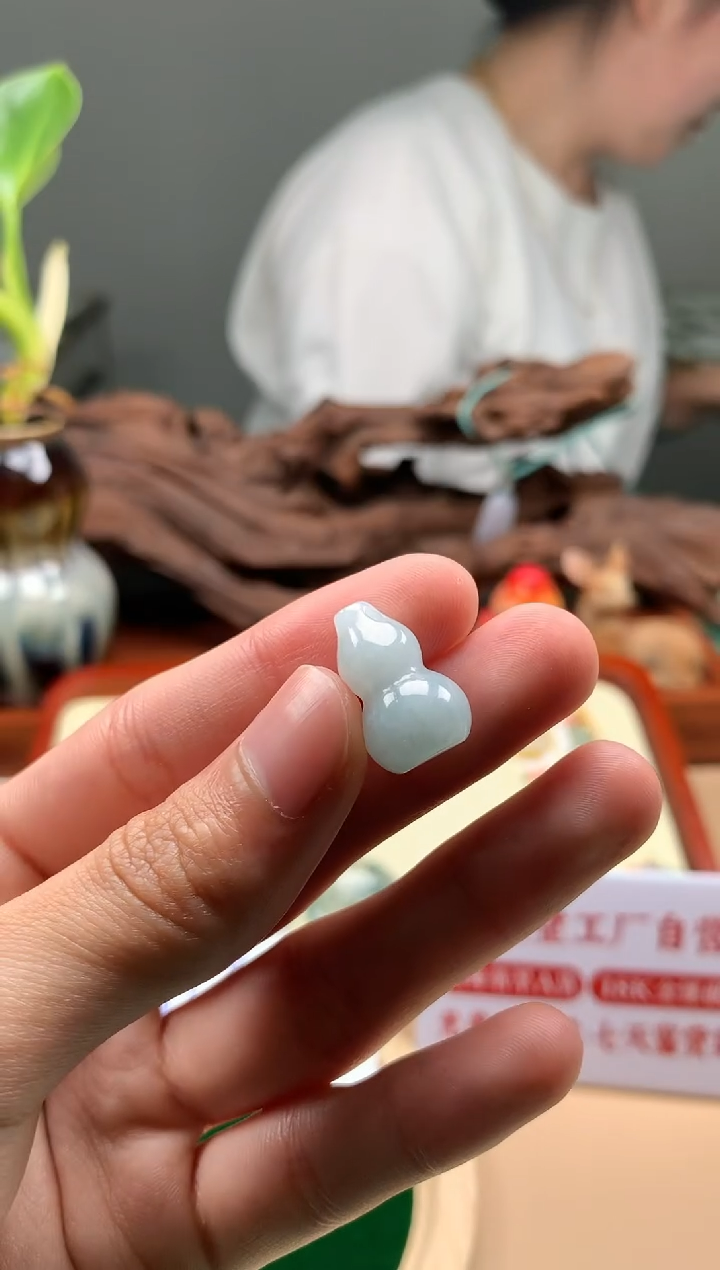 翡翠未镶嵌颈饰葫芦