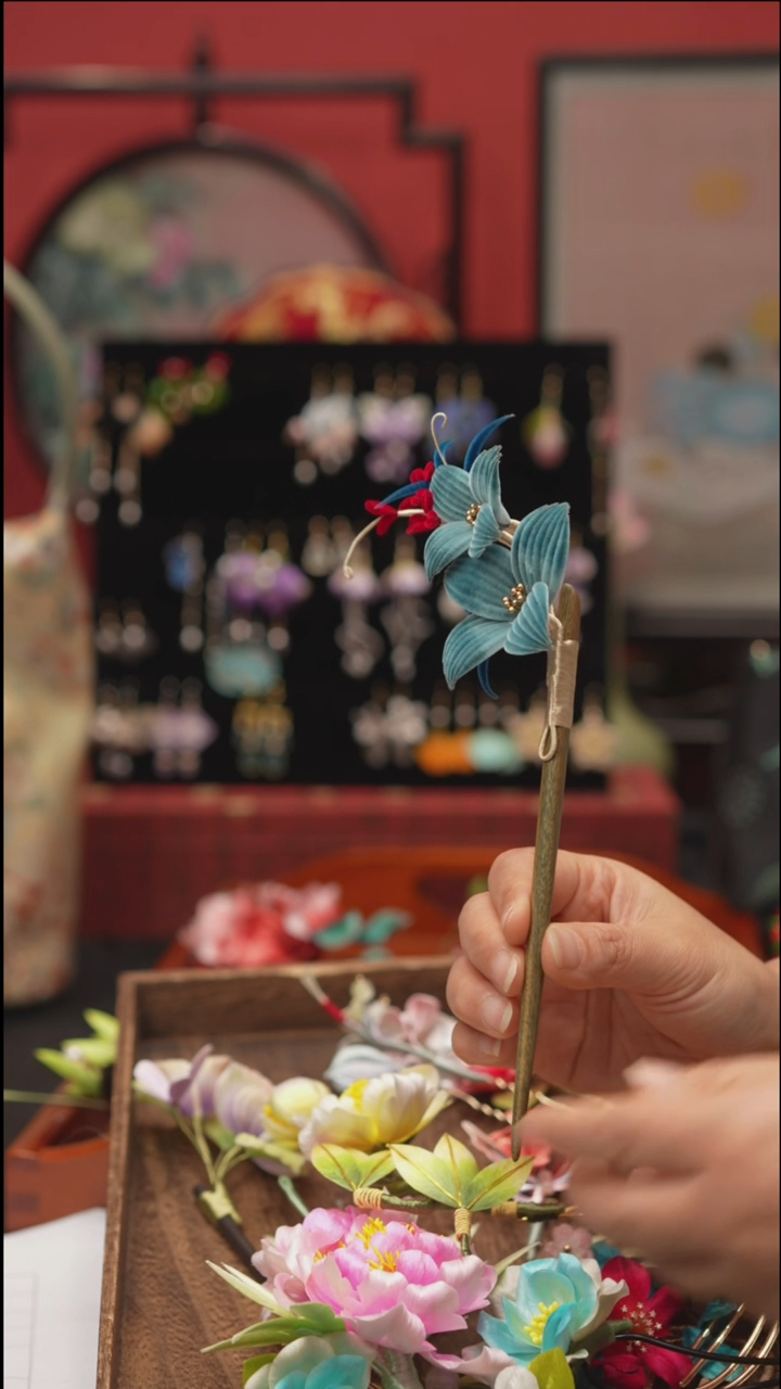 刺绣非遗绒花饰品 