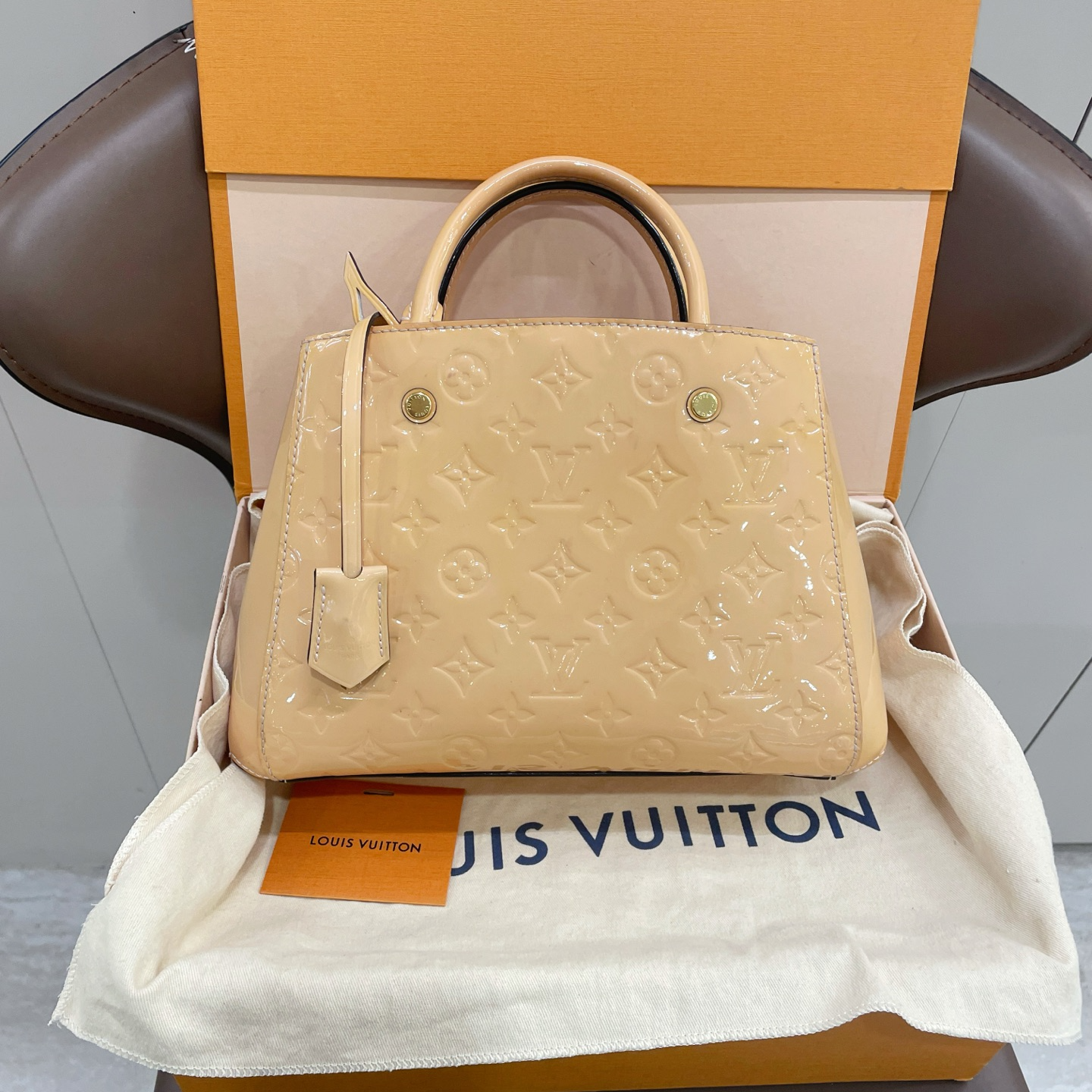 95新 LouisVuitton/路易威登 97新奶茶色漆皮蒙田bb手提包