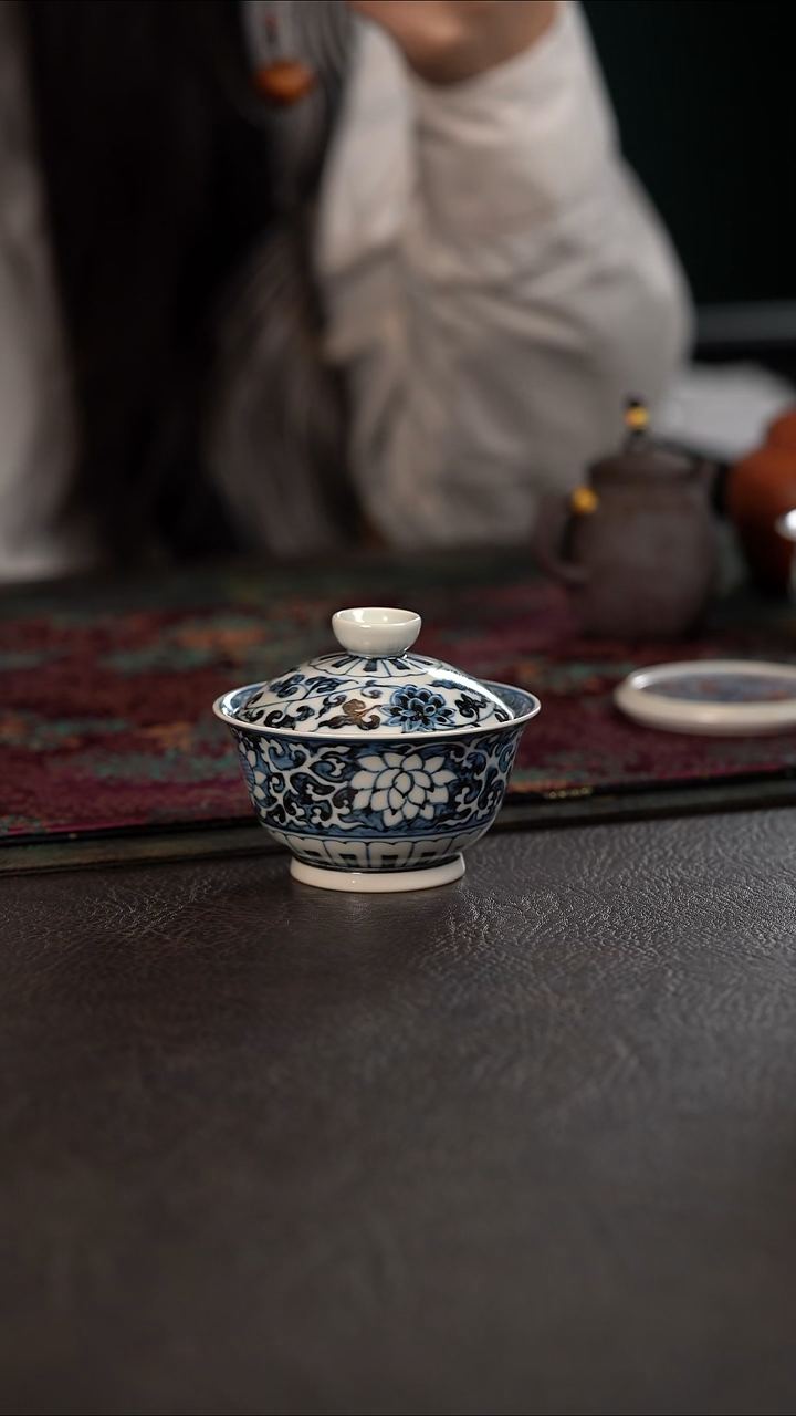 雲山敬古蓝地缠枝莲小盖碗