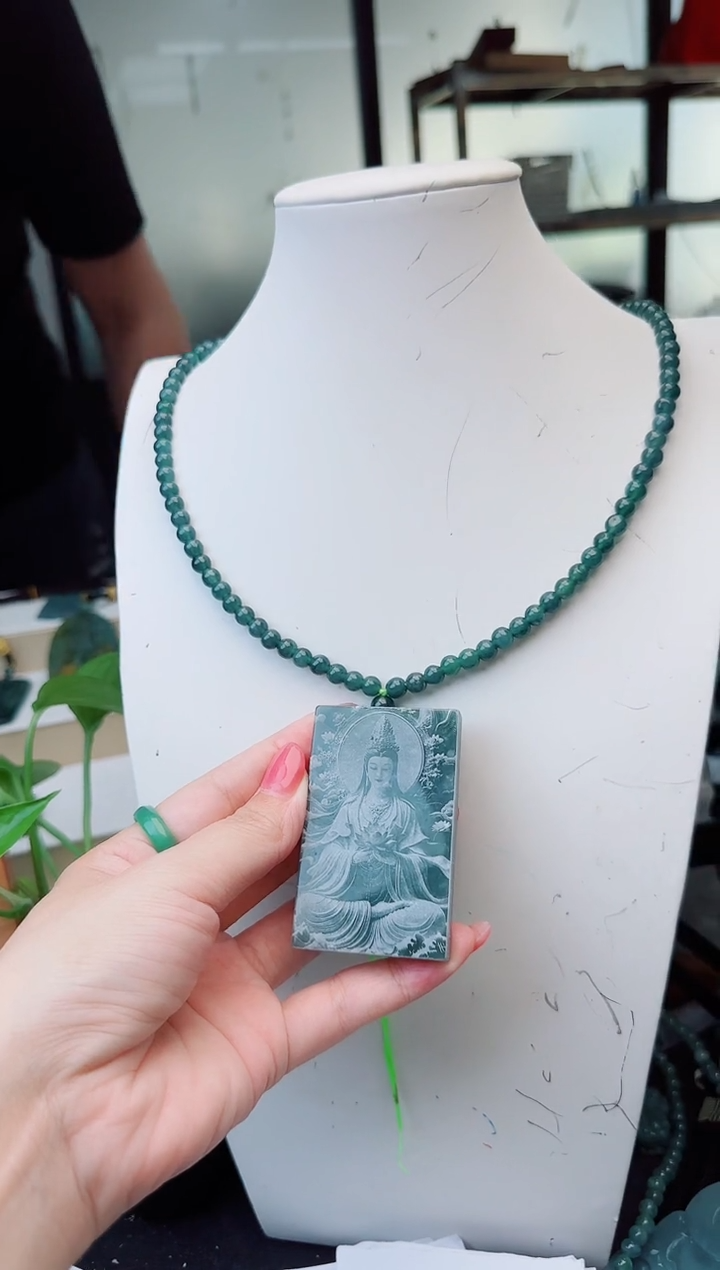 翡翠未镶嵌颈饰多样性发货其中一件