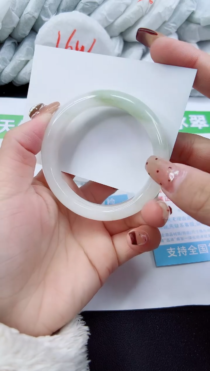 【闪购商品】石英质玉手镯未镶嵌180