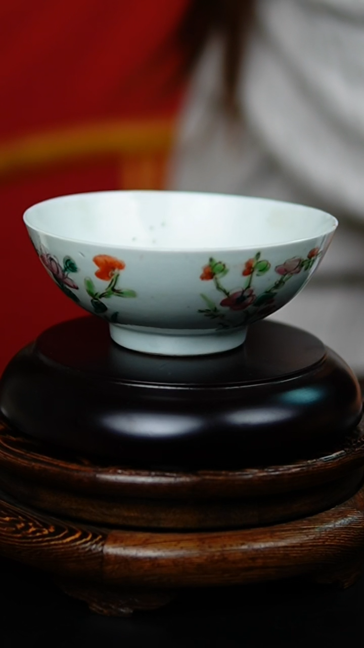 瓷片仿清代粉彩折枝花卉碗