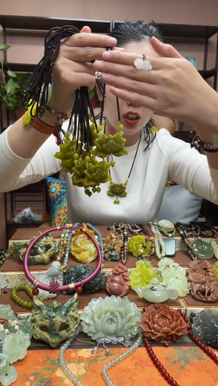 未镶嵌岫玉颈饰多样性发货发其中之一