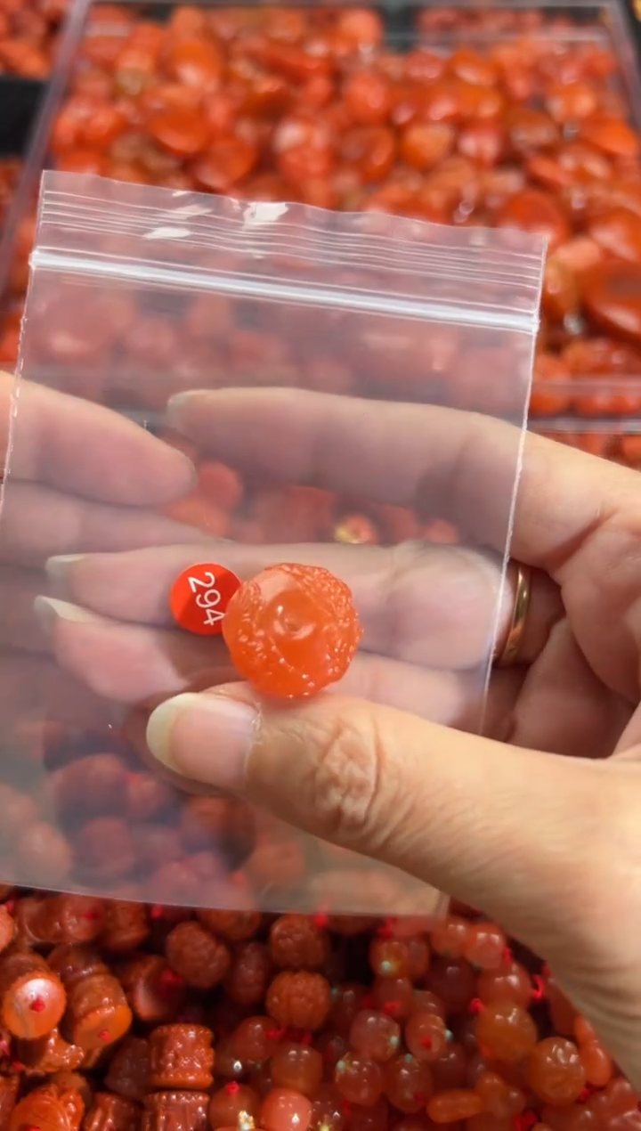 南红玛瑙未镶嵌颈饰1