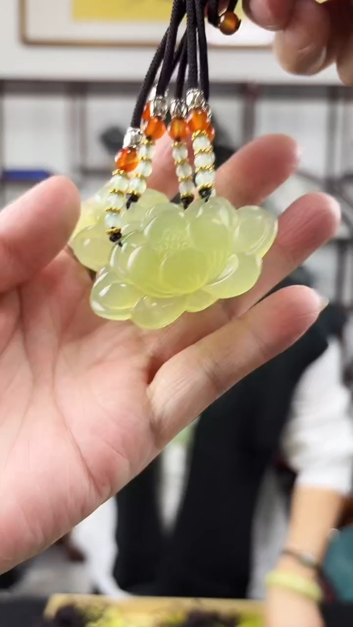 未镶嵌岫玉颈饰荷花