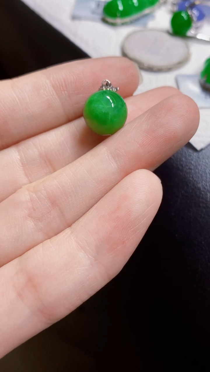 颈饰18K金镶嵌翡翠小*珠子