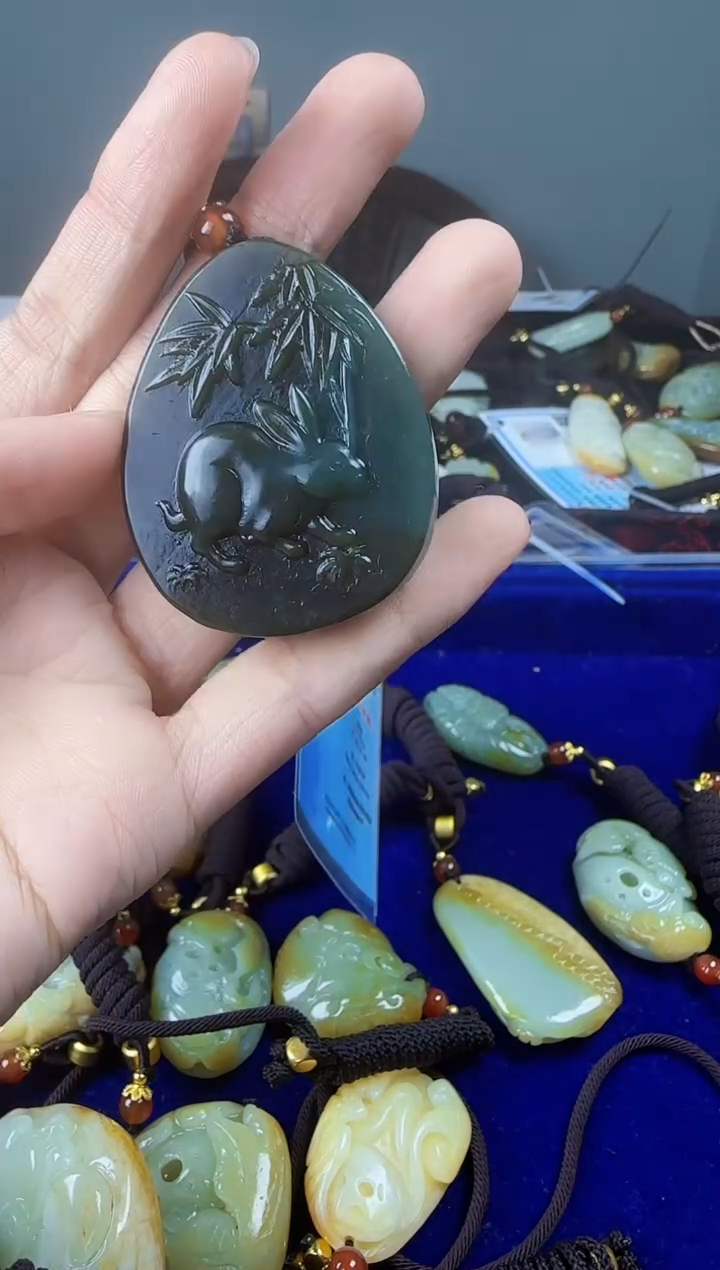 和田玉未镶嵌颈饰1