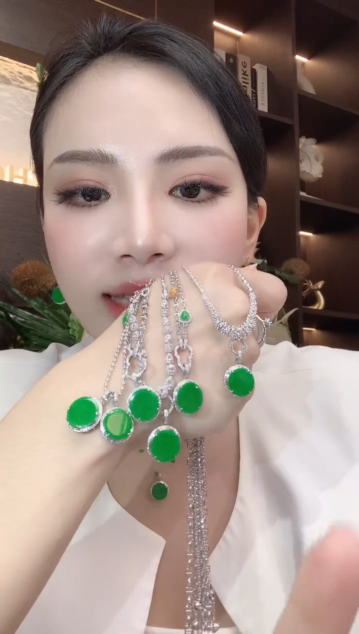 吊坠(不含链)18K金镶嵌翡翠A1 多样性发一件