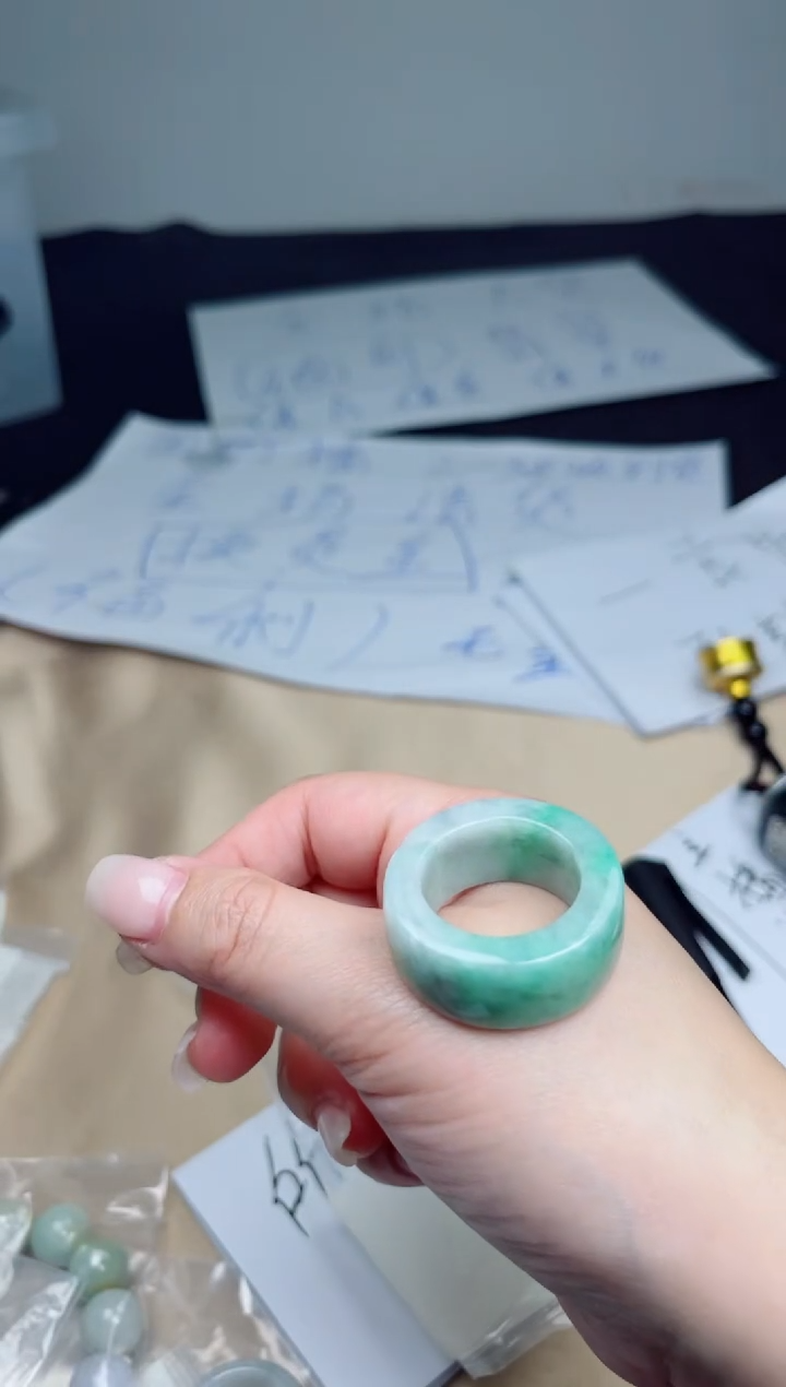 翡翠未镶嵌颈饰戒圈