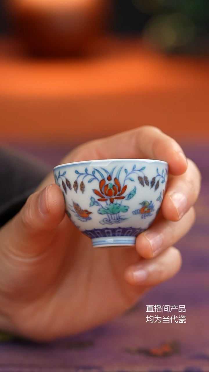 源明青忆斗彩满池娇小杯