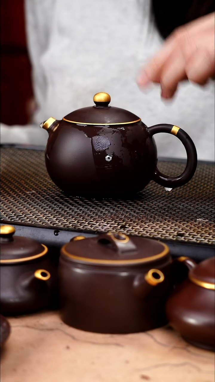 茶壶紫砂四号井茄皮紫泥描金鱼嘴西施180cc