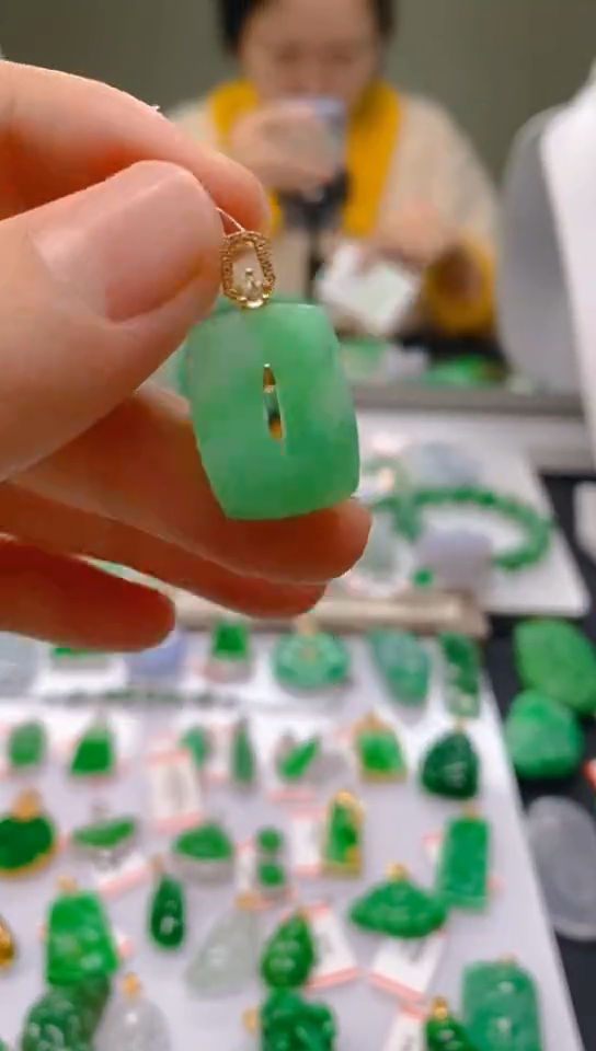 【闪购商品】翡翠颈饰18K金镶嵌新号开播，全场乱卖