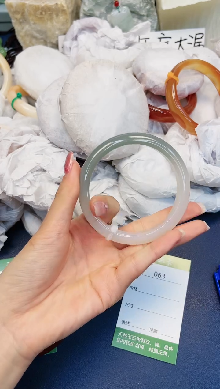 【闪购商品】石英质玉手镯未镶嵌63