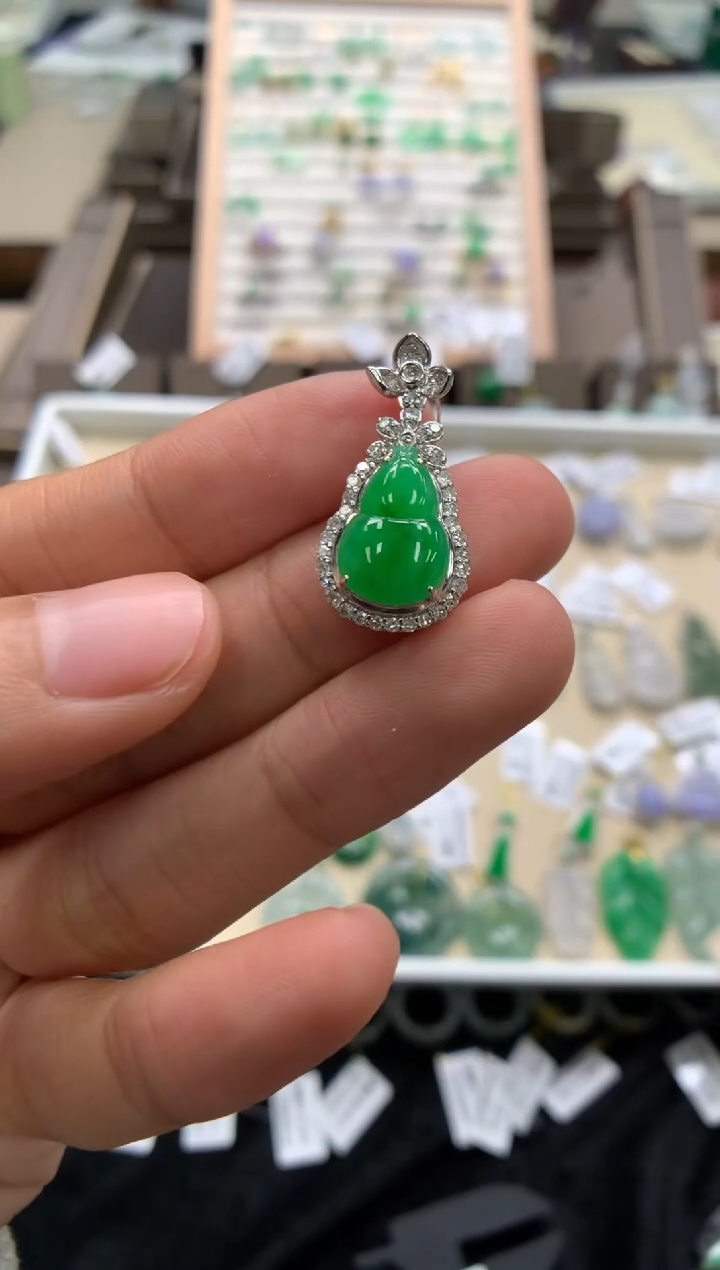 颈饰18K金镶嵌翡翠葫芦