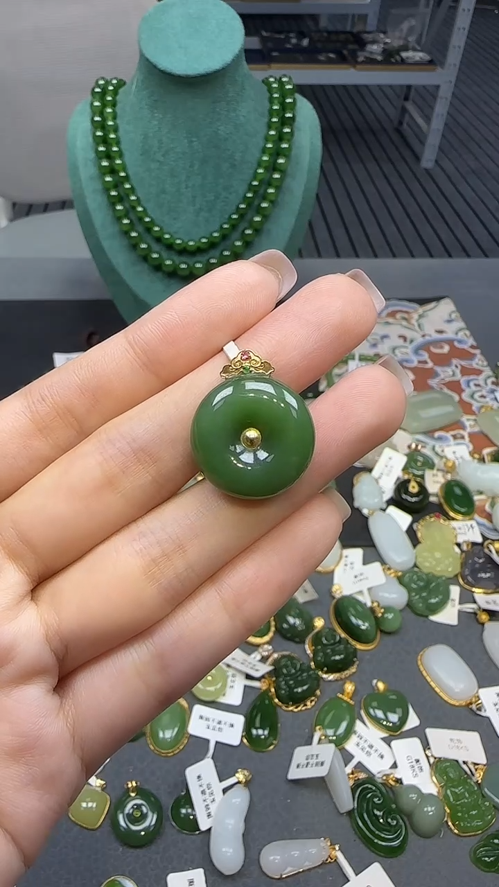 18K金镶嵌和田玉挂件1