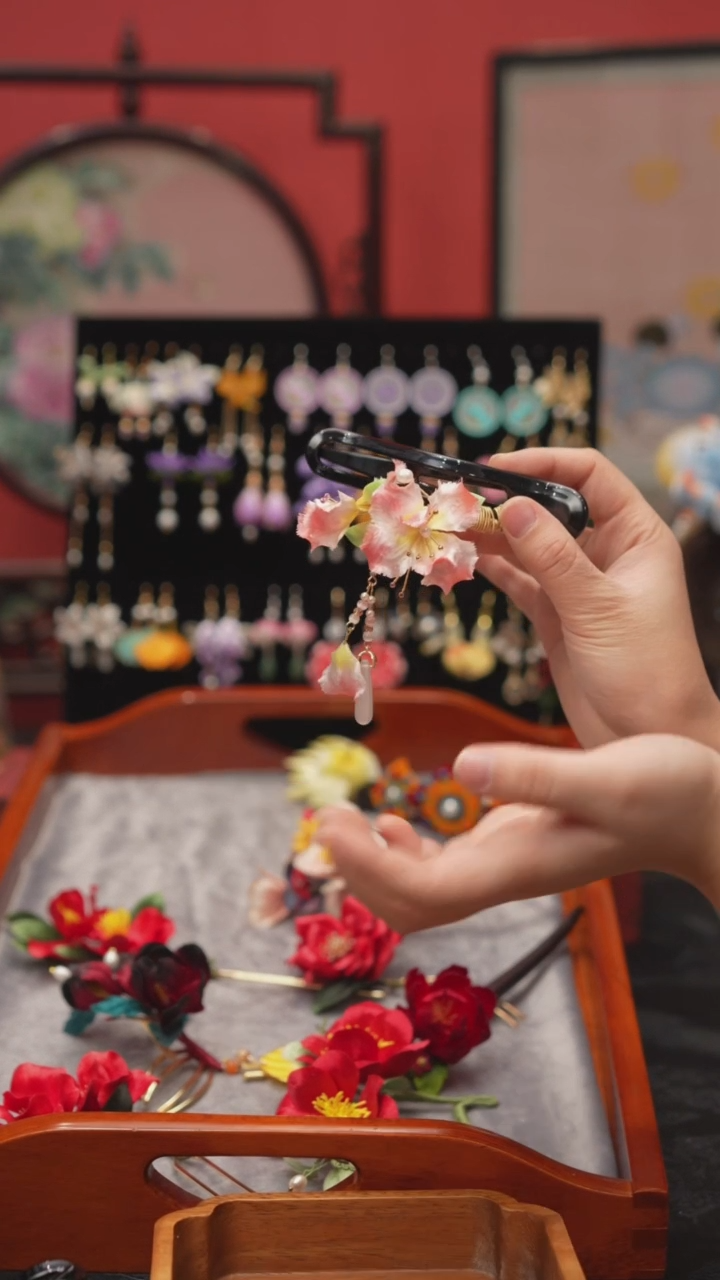 刺绣非遗绒花苏绣饰品