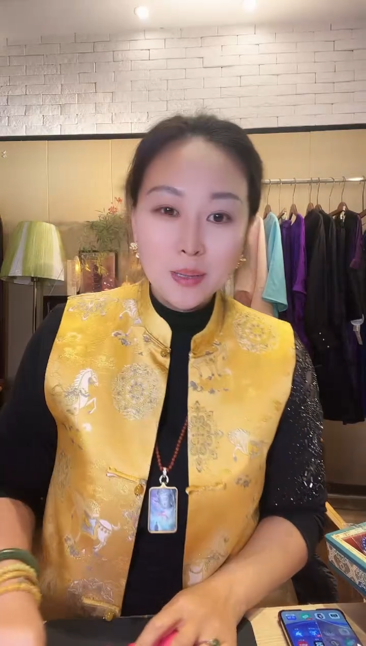 南****店锦马背心M，黄色一件