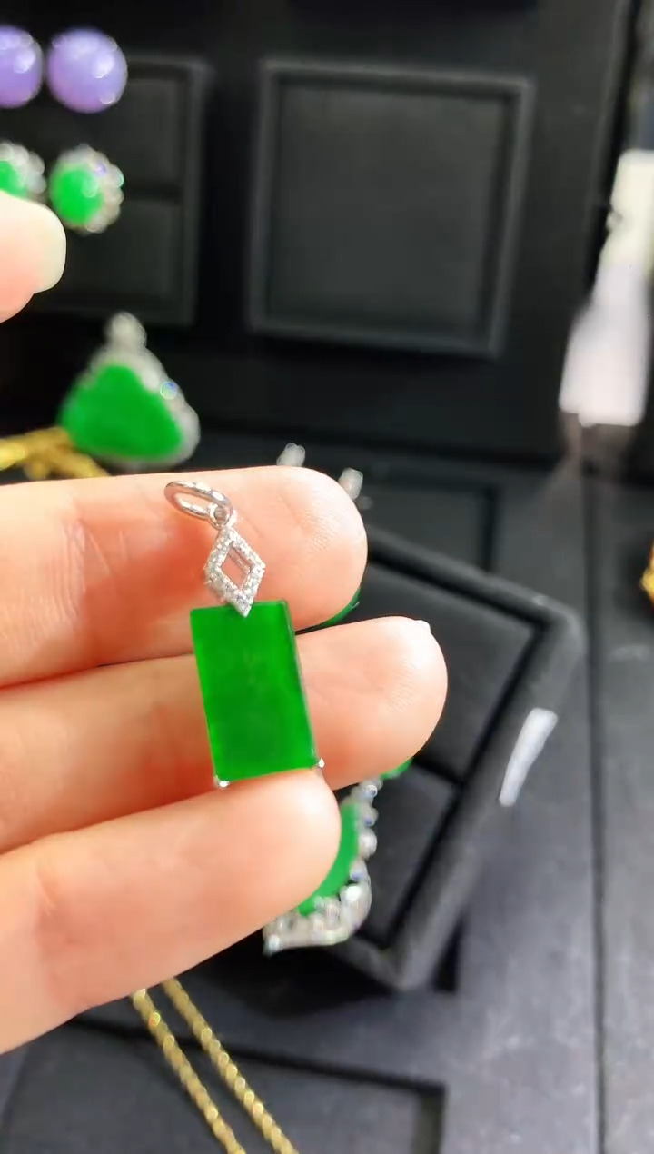 【闪购商品】翡翠吊坠(不含链)18K金镶嵌吊坠