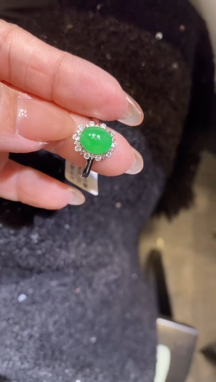 18K金镶嵌戒指翡翠戒指