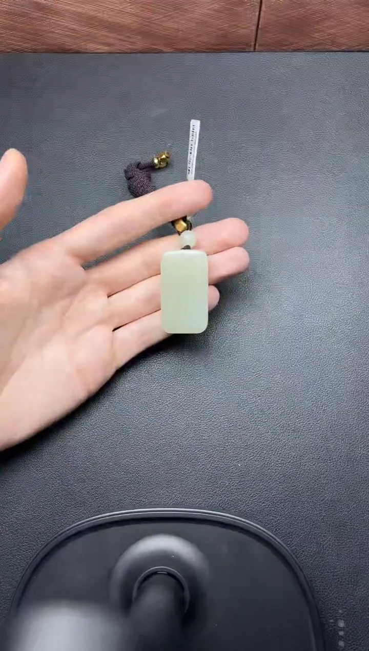 吊坠(赠链)未镶嵌和田玉且末微色差迪克兰一细吊坠