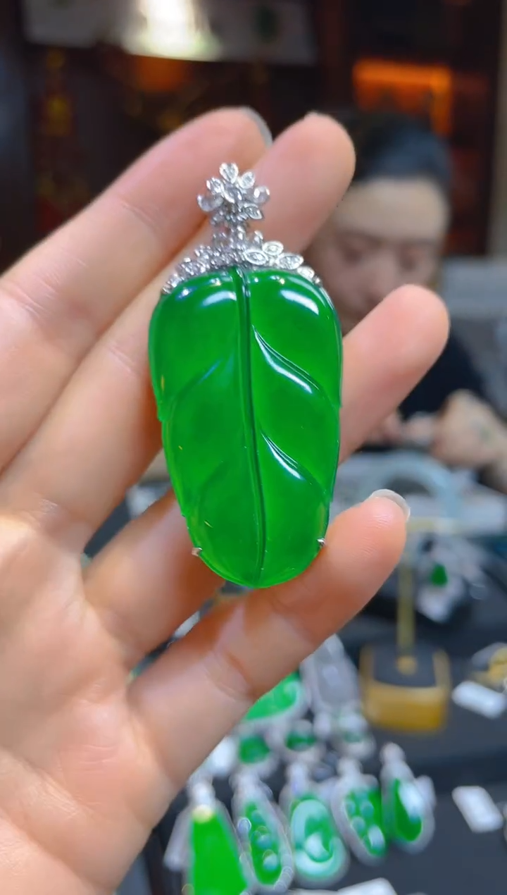 【闪购商品】翡翠颈饰18K金镶嵌117711天然A货翡翠叶子吊坠