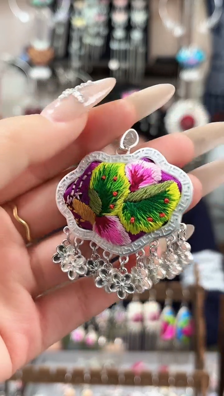 织绣民族风非遗老绣饰品574