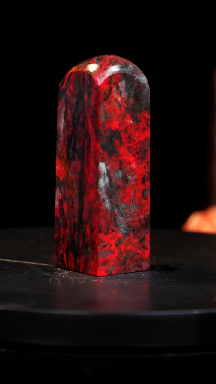 鸡血石黑牛角鸡血石