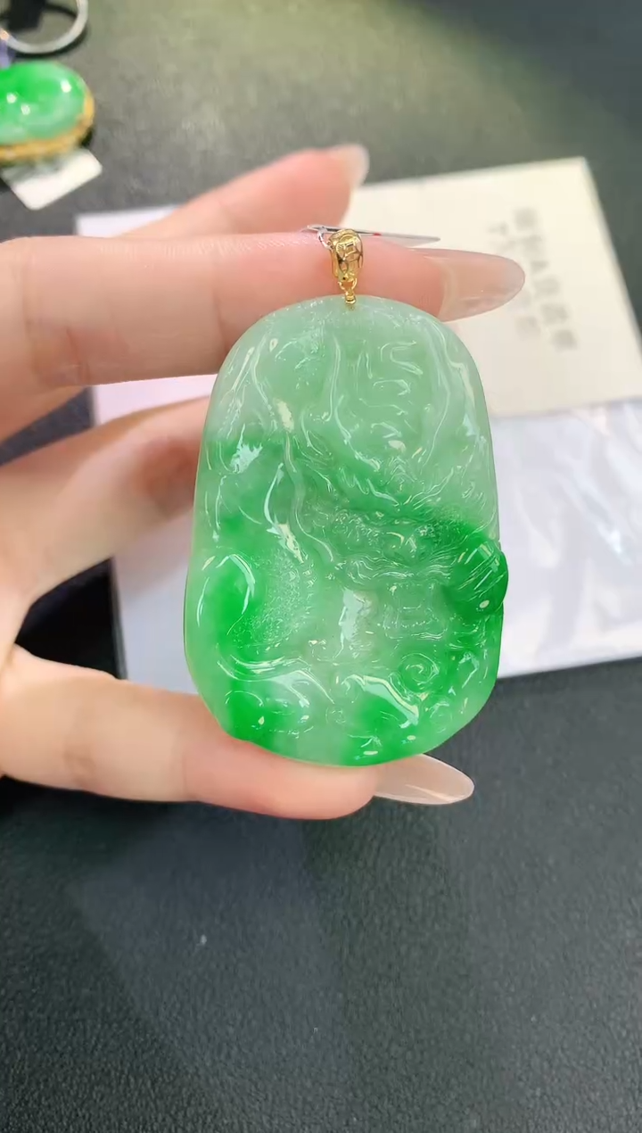 颈饰18K金镶嵌翡翠赠礼盒证书 麦麦