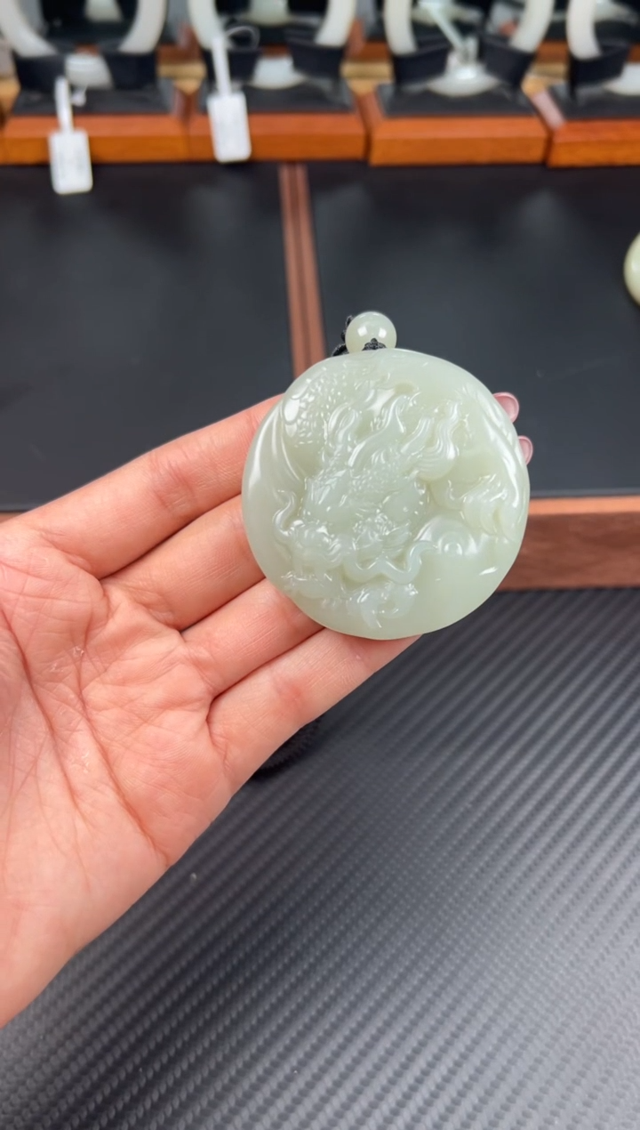 未镶嵌和田玉把件且末微色差近矿J