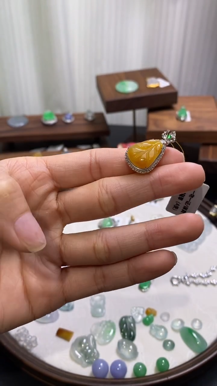 【闪购商品】翡翠颈饰18K金镶嵌叶子