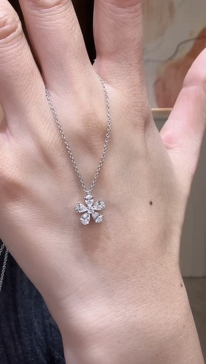 18K金镶嵌颈饰实验室培育钻石18k金k白梅花项链