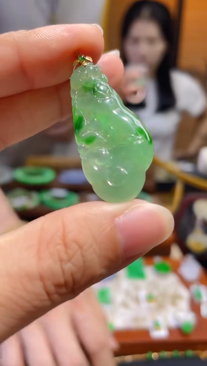 颈饰18K金镶嵌翡翠如意