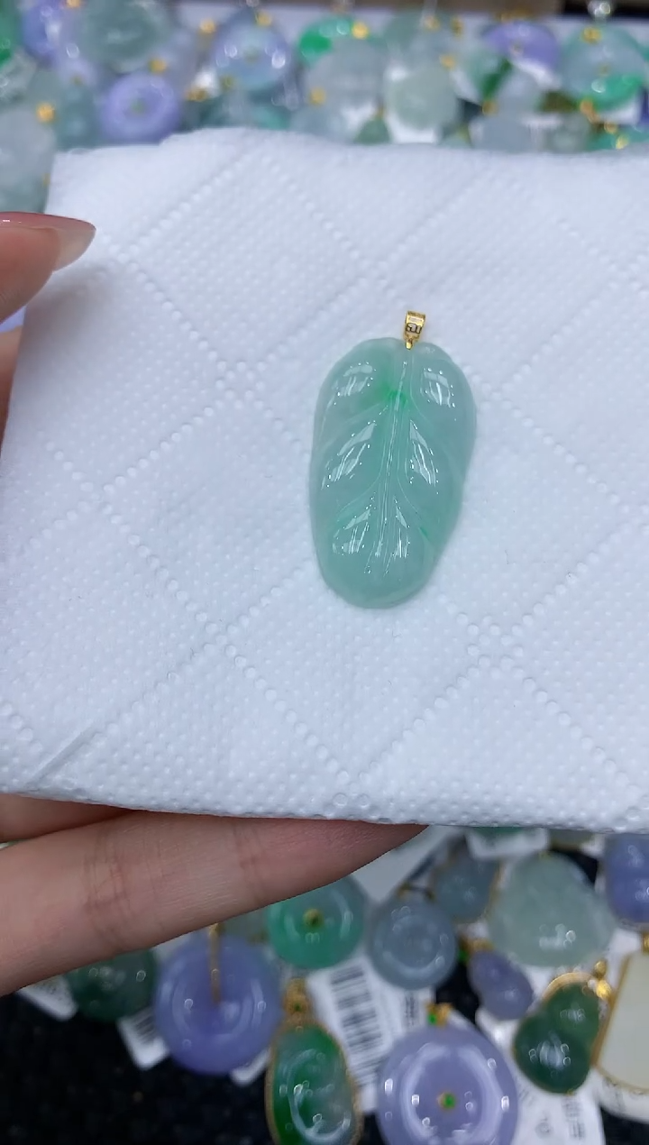 翡翠18K金镶嵌颈饰111111111