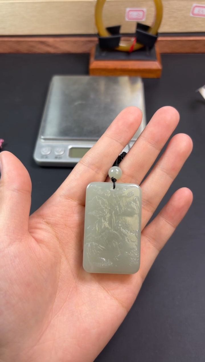 【闪购商品】和田玉吊坠(赠链)未镶嵌且末微色差近矿吊坠