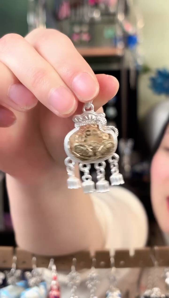 彩云南阁非遗老绣饰品539*